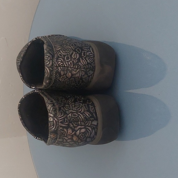 Softwalk Black Floral Slip-On Shoes - Picture 4 of 8